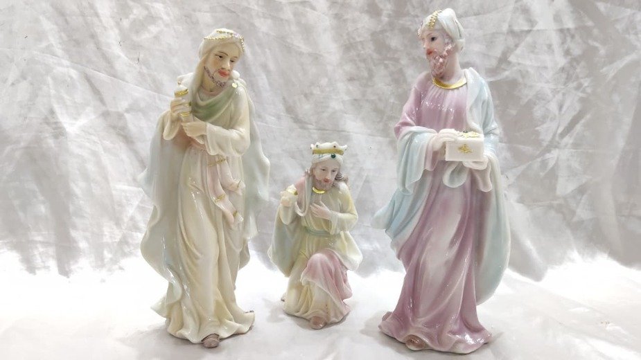 Italian Poly Marble Christmas Crib Display - 12 Inch - Image 2